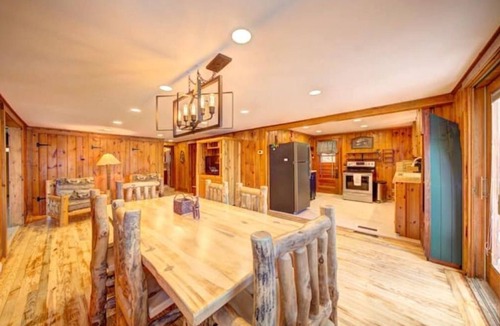 Tafton Cabin | Pet Friendly Lakefront Cabin