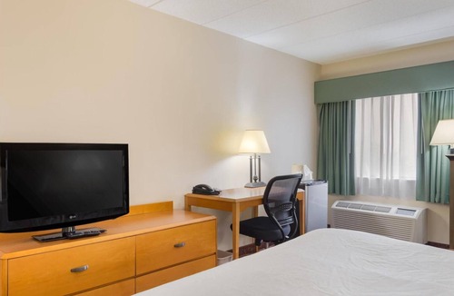 Smithfield Hotel | Pet-Friendly Room near Smithfield Crossings | Free Parking, Breakfast & Pool