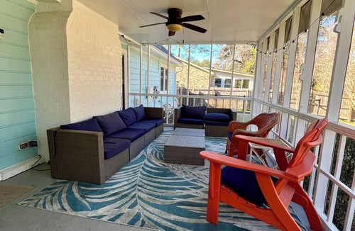 Charleston House | Pet Friendly Spacious 4BR Family Home Near Magnolia & Middleton Place, Sleeps 10