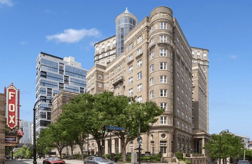 Midtown Hotel | Pet-Friendly Stay + Full Kitchen. Rooftop Gym