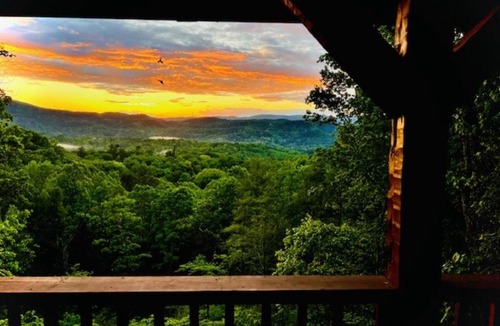 Townsend House | Pet-Friendly Townsend Mtn Cabin w Hot Tub, Daybed Patio