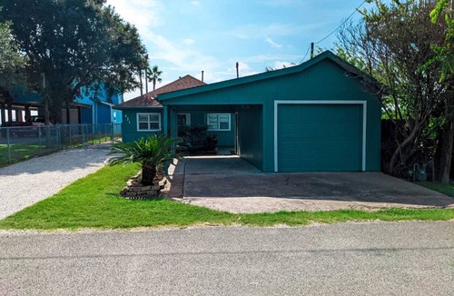 San Leon House | Pet-Friendly Waterfront Bayhouse with 300-Ft Fishing Pier