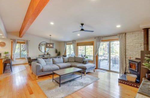 Deschutes River Woods House | Ping-Pong & Private Hot Tub: Family Cabin in Bend!