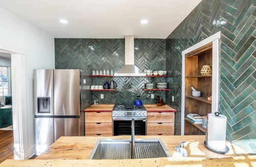 Kenilworth House | Pink House in Wooded Kenilworth - 4 Mins to DT Asheville & Walkable to Hospital
