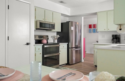 Whitfield House | Pink Palm Sarasota! Heated Pool, Mini Golf & Games
