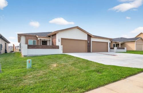 Lawrence Apartment | Plush & Roomy - Perfect for All Ages near KU & KC