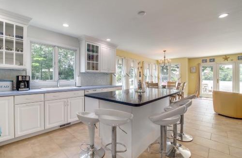 West Wareham House | Plymouth Getaway w/Private Lake Beach + Kayaks!