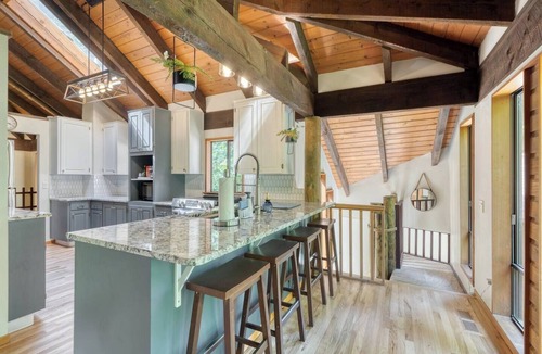 Beaverton Cabin | PNW Forest Cabin Hideaway - 5BR Near Wine Country, Nike & Intel