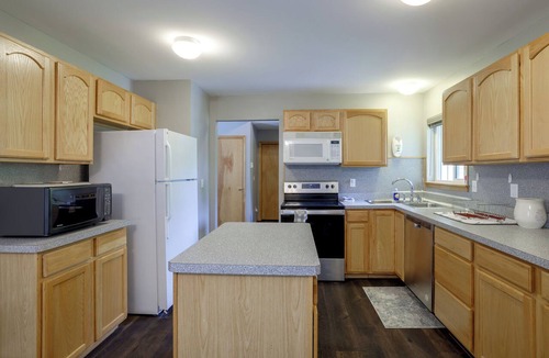 East Stroudsburg House | Poconos Getaway w/Private Ski Slope & Pool Access