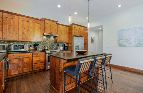 Bend House | Points West - Close to Bend w/Hot Tub AC, Golf, and Mt Bachelor, 4 Suites