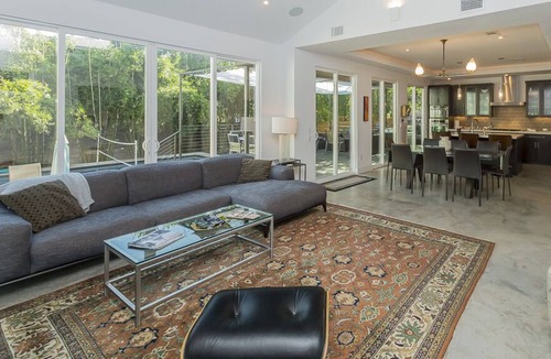 Barton Heights House | Pool | 4 Beds | Sleeps 8 - WalkerVR Zilker Villa!