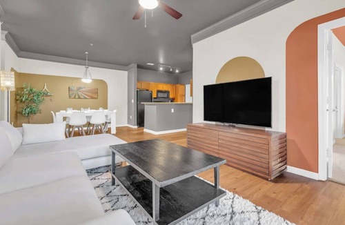 Arcadia Apartment | Pool, Gym & Central Location! 2- King Beds
