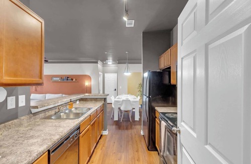 Arcadia Apartment | Pool, Gym & Central Location! 2- King Beds