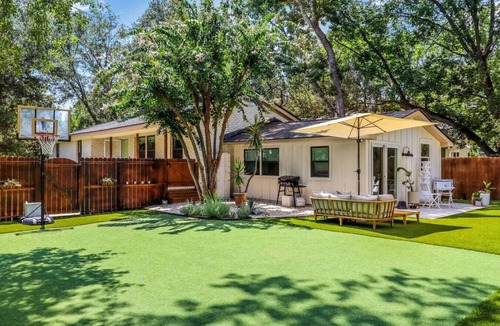 West Ashley House | Pool+Hot Tub+Walkable for Bachelorettes & Families