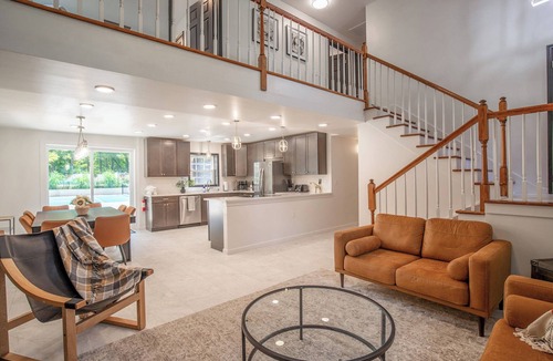 Greer House | Pool, Pickleball, Poker, Ping-Pong! King beds!
