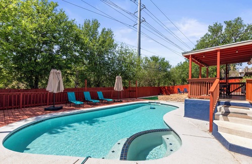West San Antonio House | Pool, Putt-Putt, Fire Pit, Sleeps 16