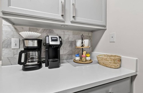 State Park Apartment | Poolside 3BR*5 Star Amenities*Near Prisma+Lex Hosp
