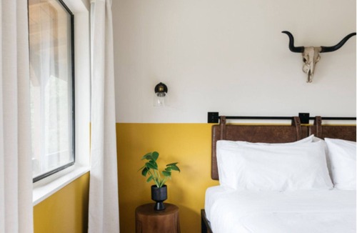 Wimberley Hotel | Poolside King Room - Hilltop Boutique Hotel