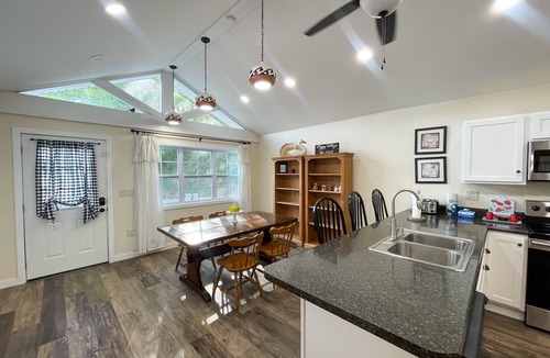 Cherokee Cottage | Poppy's Cottage-Walk to the Casino! WiFi available & Motorcycle Friendly