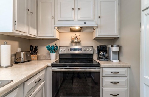 Tarpon Pond House | Popular Tarpon Pond Cottage w/Screened Porch! Great Location! 1 small dog allowed!