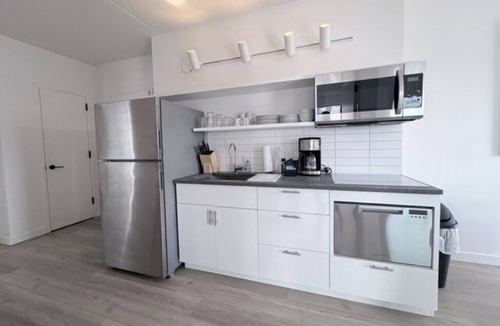Hunters Point Apartment | Practical 2 Bedroom Unit w/Kitchen Near Manhattan – Midtown Just 1 Stop