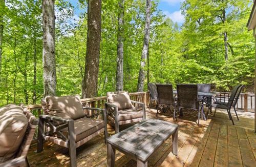 Stanton House | Premium Hilltop Couples Cabin w Hot Tub RRG Views