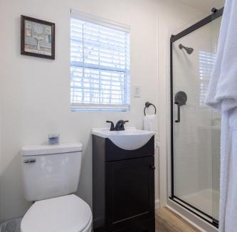 Stanton House | Premium Hilltop Couples Cabin w Hot Tub RRG Views