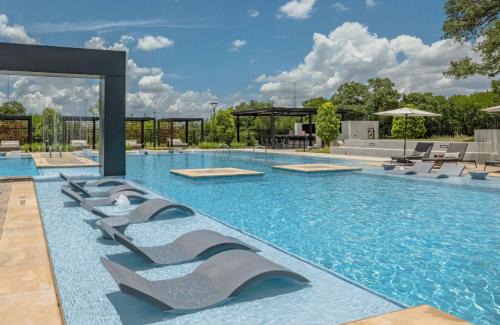 McNeil Apartment | Presidium Tech Ridge
