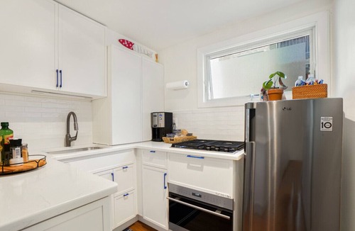 Historic District Apartment | Pristine Downtown 1-Bedroom Steps from State House