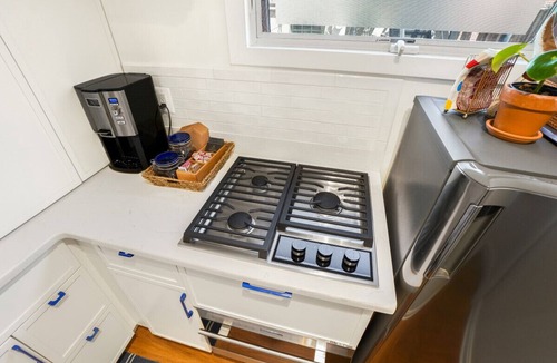 Historic District Apartment | Pristine Downtown 1-Bedroom Steps from State House