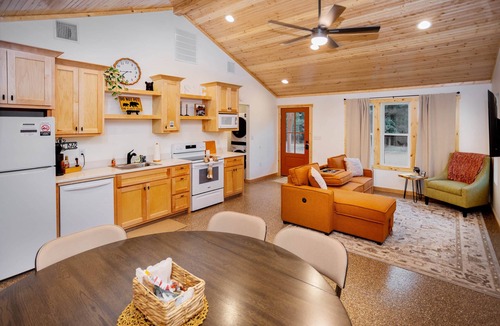Hulbert Cabin | Private Cabin Villege with Hot Tubs & Firepit for 16 people