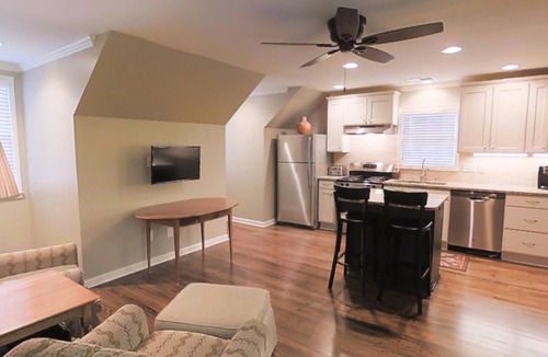 Roswell Cottage | Private Carriage House 5 miles to Ameris Amphitheater Walkable to Canton st
