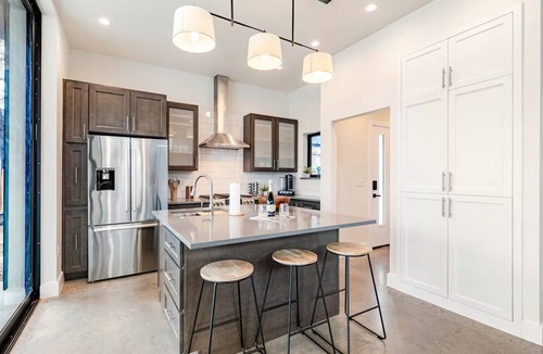 Barton Heights House | Private Downtown Compound w/Roof deck+ Guesthouse