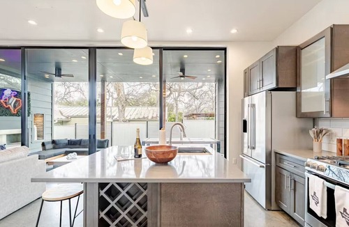 Barton Heights House | Private Downtown Compound w/Roof deck+ Guesthouse