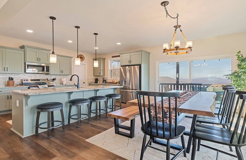 Settlers Ridge House | Private, Gated, 6 acres, Epic Long Rage Views, Best Location, Sleeps 10, Family!