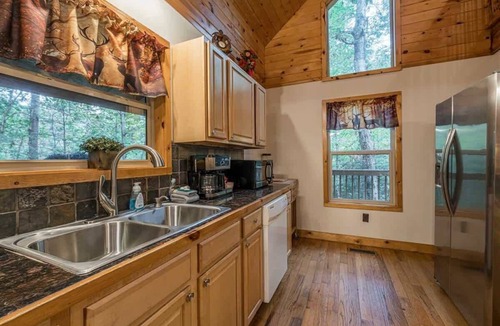 Helen House | PRIVATE LOG CABIN l PET FRIENDLY | HOT TUB l SAUNA