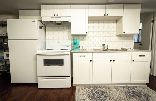 Lethbridge House | PRIVATE Main-Level 1 Bedroom Suite