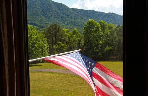 Townsend Cabin | PRIVATE POOL! STUNNING VIEWS! PREMIER Family Lodge on 50 acres in the Smokies!