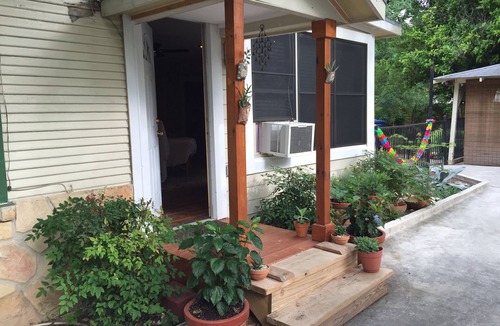 Midtown House | Private Romantic Retreat– 8 Min to Downtown SA