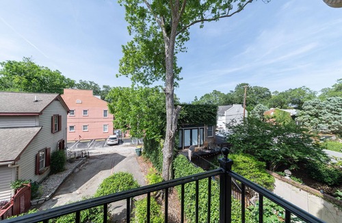 Beach Institute House | ★Private terrace & parking ★ at this Historic 1800's Townhome in ❤︎ of City