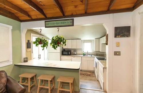 Windham Cottage | Quaint Cobbetts Pond Cottage with Pond Views