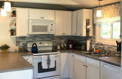 Dunbarton Cottage | Quaint Dunbarton Waterfront Cottage