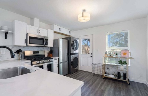 MLK House | Quaint E. Austin Home, Work Travel, Fenced Yard