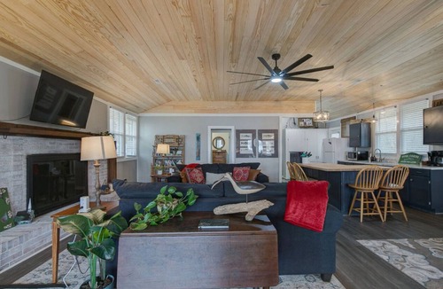 Ridgeway House | Quick Retreat- Lakefront lot, for family getaway, water activities or fishing!