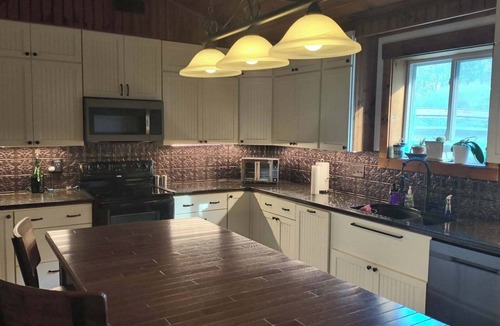 Hendersonville House | Quiet 3 Bedroom home surrounded by mountains in Hendersonville NC