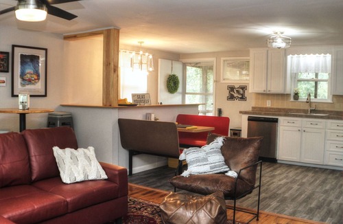 Columbia House | Quiet 3 min to campus! Back porch/decks & firepit, w/5 car parking. YourPlace!