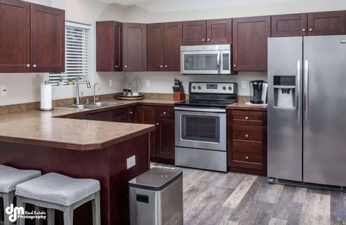Meadow Lakes House | Quiet 3BR Getaway w/Full Kitchen & Laundry!