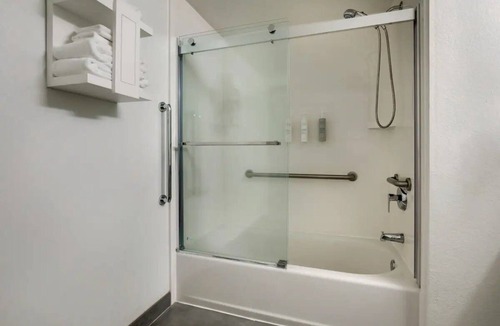 Polk Village Hotel | Quiet & Clean Room for Family with Pets | 1.9 Mi from Beaufort History Museum