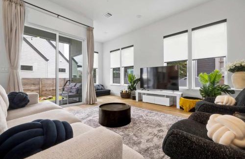 East Cesar Chavez House | Rainey St Retreat - Cowboy Pool & Urban Chic