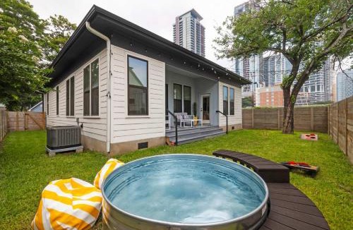 East Cesar Chavez House | Rainey St Retreat - Cowboy Pool & Urban Chic